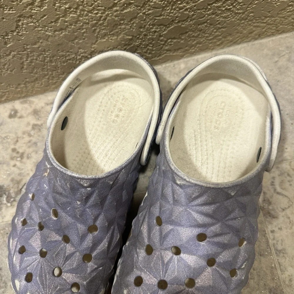 Crocs Metallic Purple Geometric Girls' Sparkly J3‎ (Big Kids) Sandals Slip On